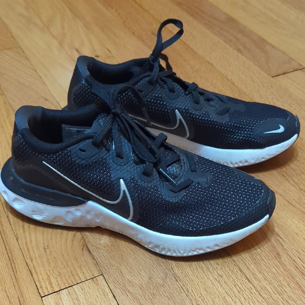 Nike Renew Run GS Size 5.5Y Sneakers